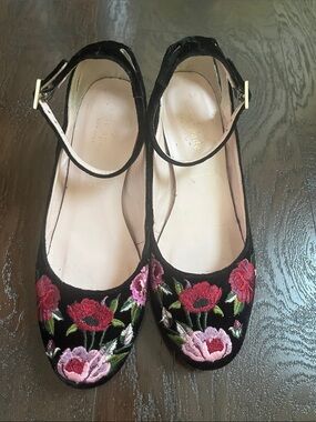 Kate Spade Gable Shoes black velvet with  floral embroidery Size 6.5